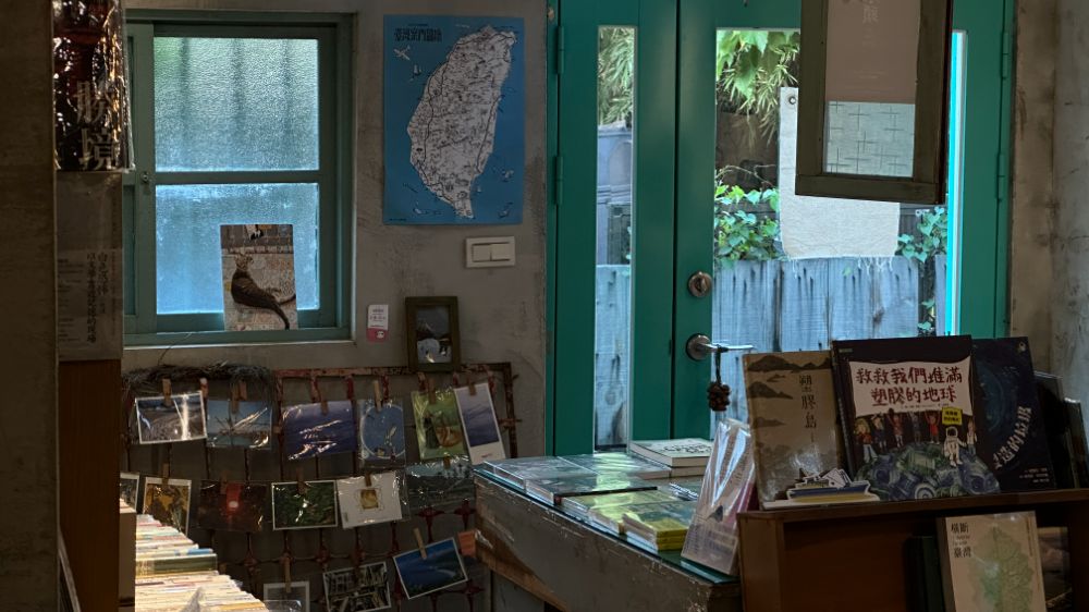 POETRIES-FROM-THE-BOOKSTORES-SOMEWHERE-I-BELONG_4