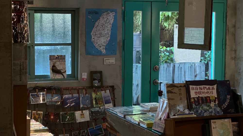 POETRIES-FROM-THE-BOOKSTORES-SOMEWHERE-I-BELONG_5
