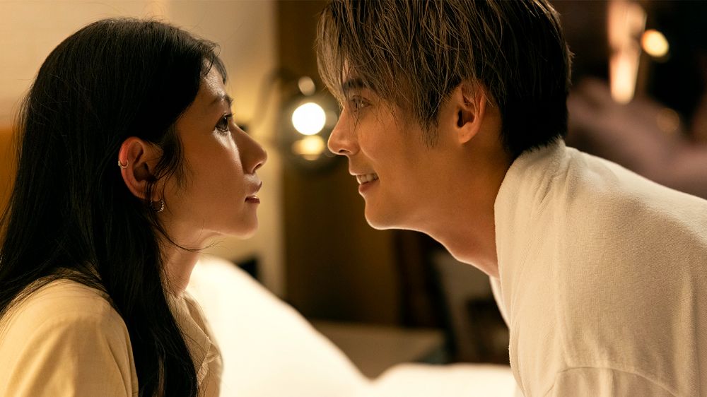 A-CONTROVERSIAL-ENTERTAINER_3