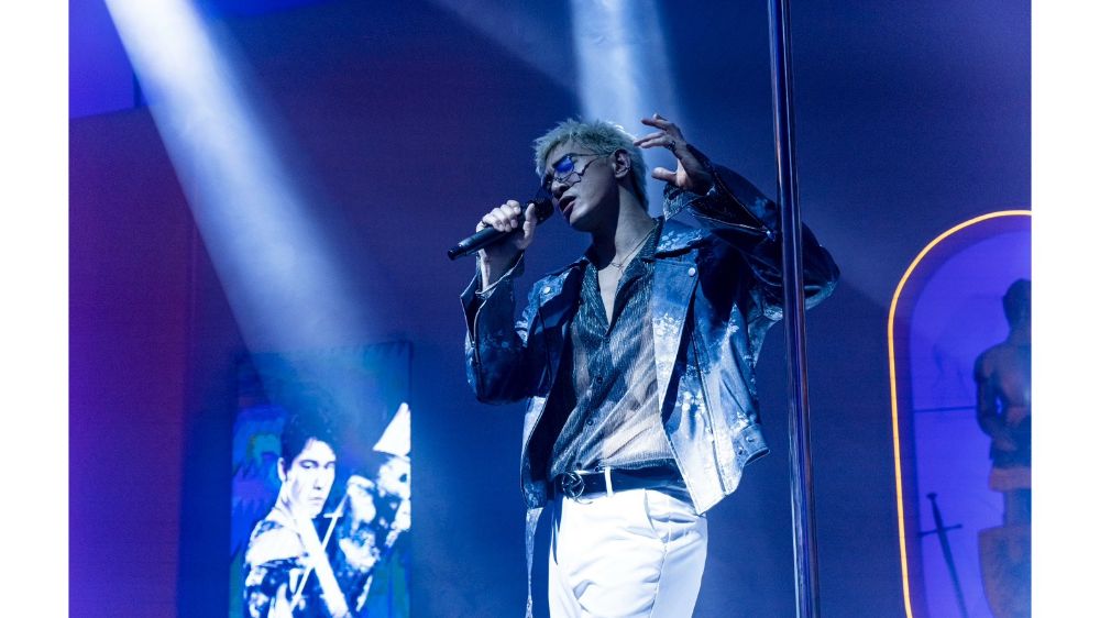 A-CONTROVERSIAL-ENTERTAINER_4