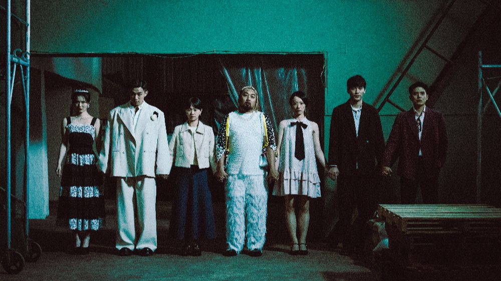 HOLD-TO-DEATH-HAND-IN-HAND_1