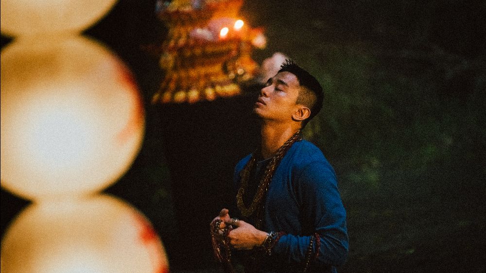 HOLD-TO-DEATH-HAND-IN-HAND_3