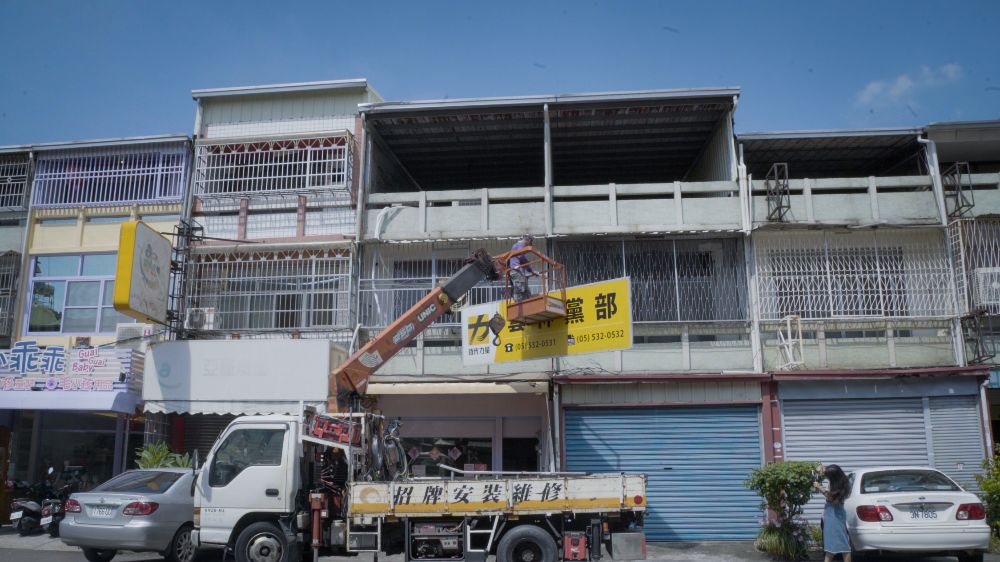 THE-ACCIDENTAL-POLITICIAN_4