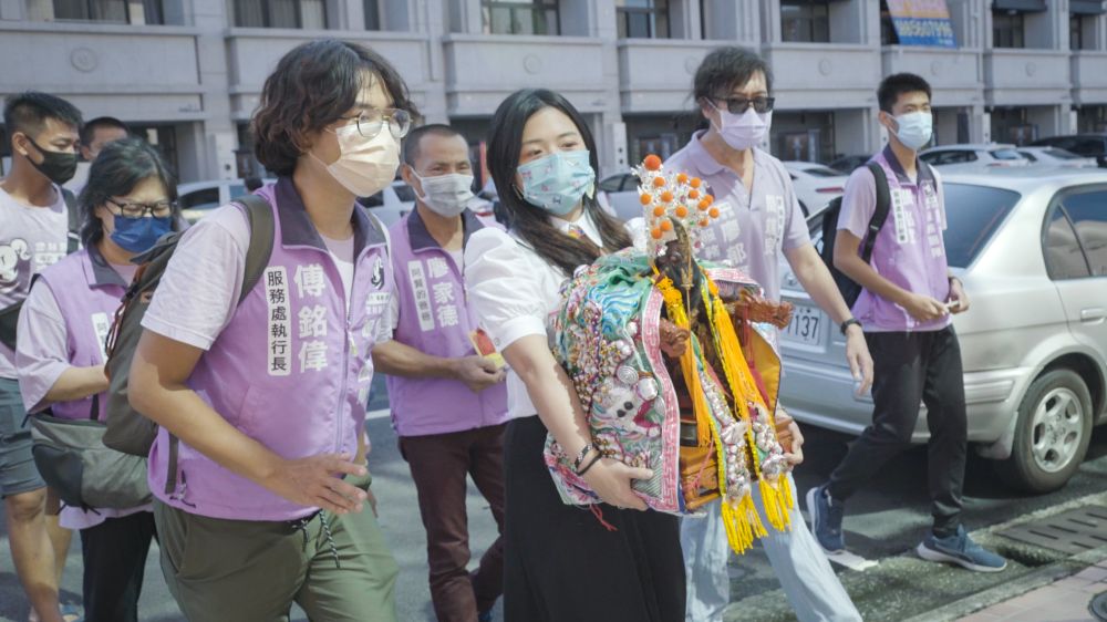 THE-ACCIDENTAL-POLITICIAN_2