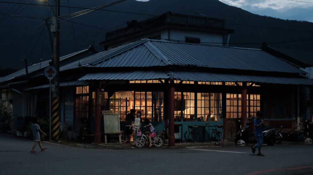 POETRIES-FROM-THE-BOOKSTORES-SOMEWHERE-I-BELONG_2