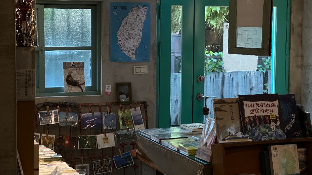 POETRIES-FROM-THE-BOOKSTORES-SOMEWHERE-I-BELONG_5