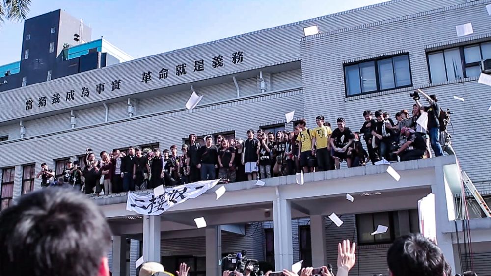 THE-ACCIDENTAL-POLITICIAN_4