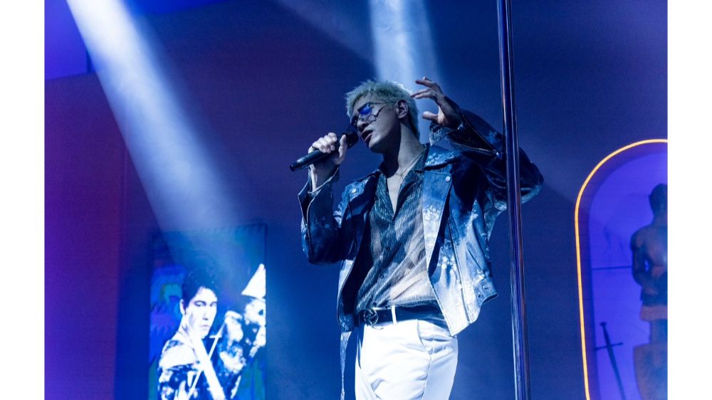 A-CONTROVERSIAL-ENTERTAINER_1